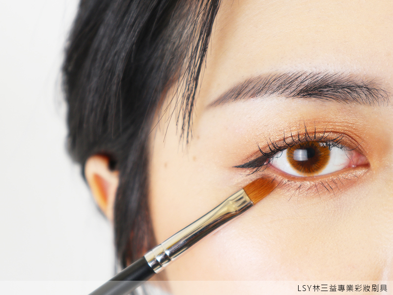 眼妝,眼線,LSY林三益 522勾勒刷，描繪細細的隱形眼線，輕鬆填補睫毛間隙。
