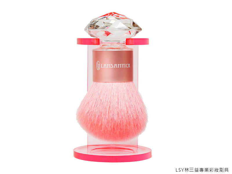 腮紅,腮紅推薦,LSY 林三益 一見傾心 璀璨鑽石KABUKI(限定粉),特殊鑽石般握柄設計,粉紅色的光鋒羊毛亦帶給肌膚輕柔的觸感