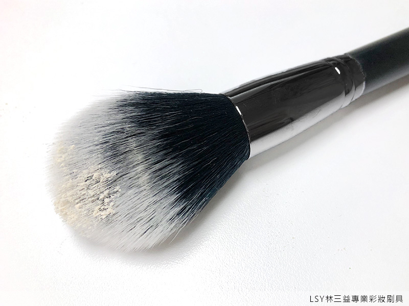 腮紅,腮紅推薦,LSY 林三益 蜜粉修飾刷 547,漸層的筆柱型設計,以旋轉方式沾取些許蜜粉