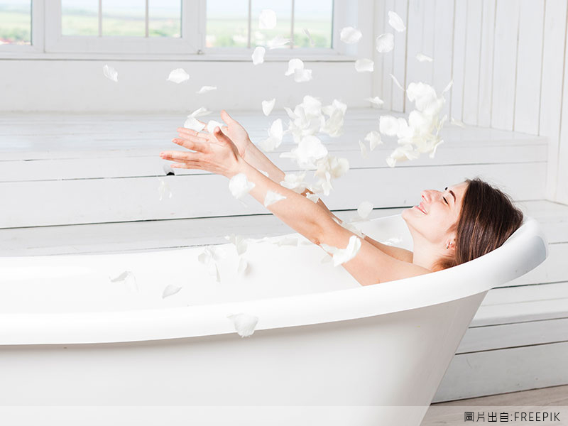 泡澡可以有效促進新陳代謝、血液循環、排出肌膚內的汙垢。