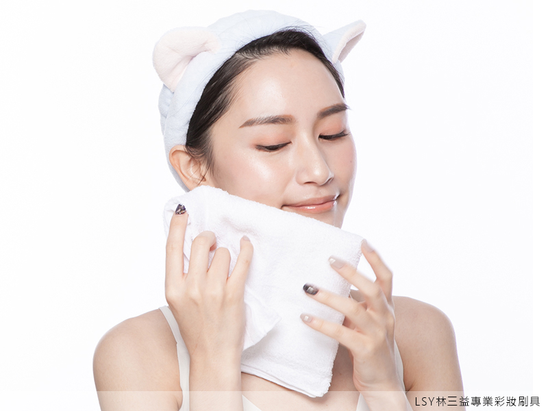 保養,護膚,洗完臉可以用溫熱毛巾敷一下，可以促進臉部血液循環，改善臉部出油狀況。