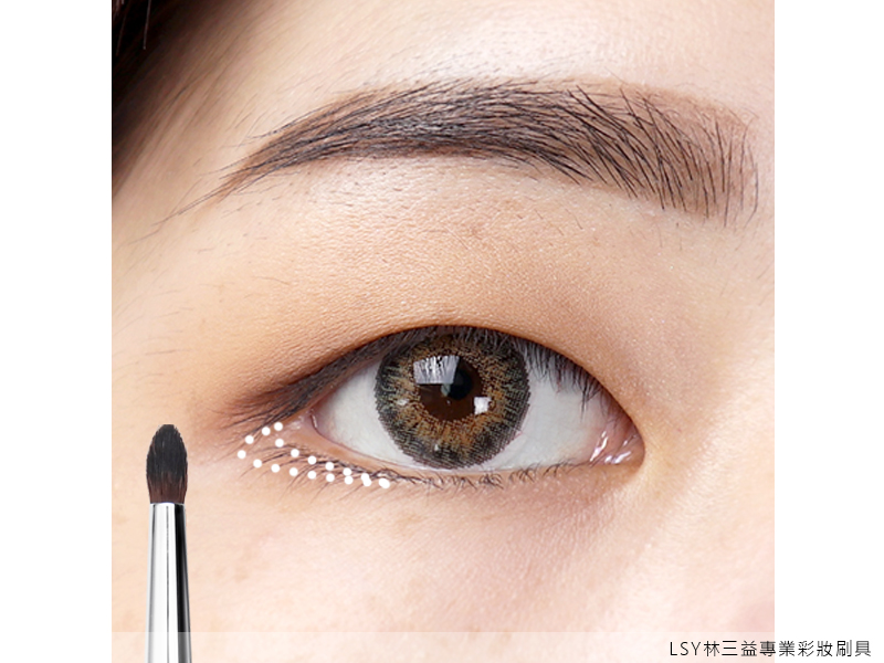 眼妝,眼刷,LSY林三益 522精準顯色眼刷,它的刷型較小、適合做眼影細節處的加深