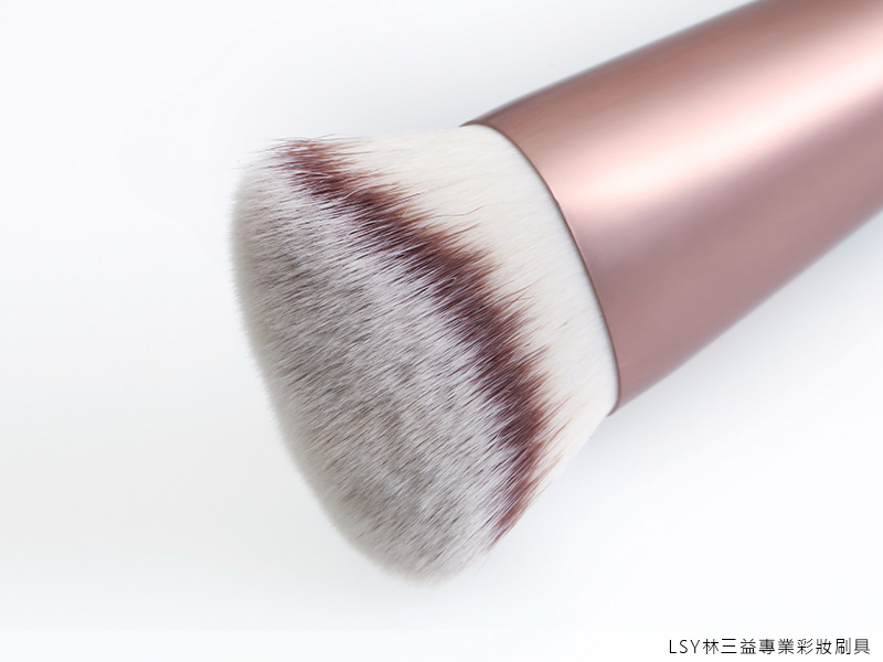 粉底液,粉底,LSY林三益,雙斜面粉底刷,混合了0.06mm 與 0.07mm兩種超細緻刷毛,讓各膚質肌膚一年四季都可溫柔上妝,少刷痕,節省妝品,清洗時也更易洗、快乾。