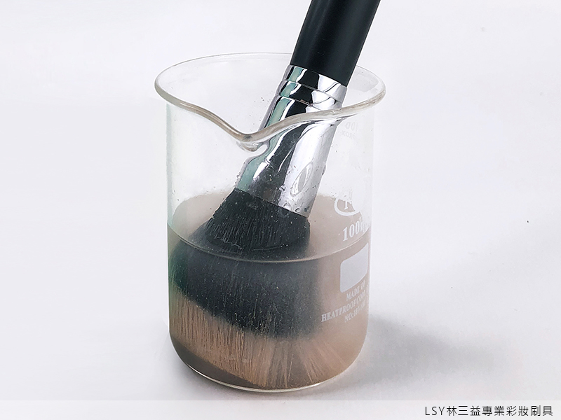 刷具清潔5大重點,LSY林三益,洗刷毛不要洗桿身,刷具清潔的目的是洗刷毛,刷毛以外的地方不用洗,也不要泡在水中!很~重~要~