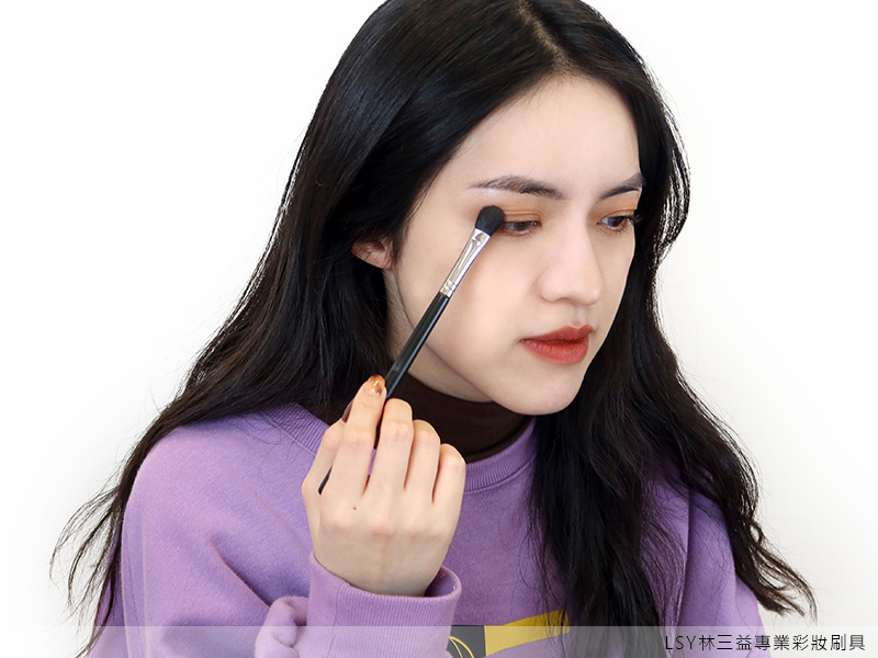 眼線,眉毛,LSY林三益 口罩妝,眉毛過粗會讓眼睛顯小,畫口罩妝時不必為了凸顯眼妝特別加粗眉毛,跟平常一樣,自然補滿眉間的空隙即可。
