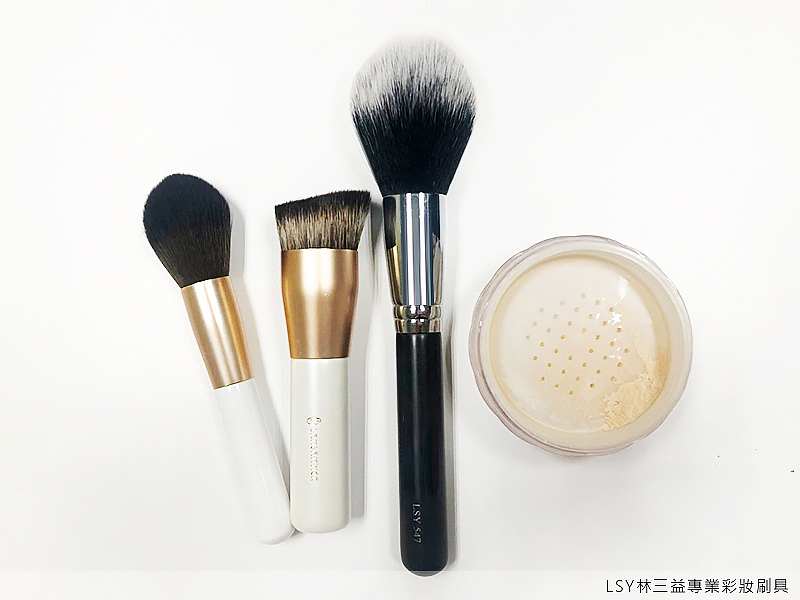 定妝,蜜粉,LSY 林三益 斜角底妝刷,粉餅刷(白),547, 蜜粉定妝可幫助抑制油脂分泌。