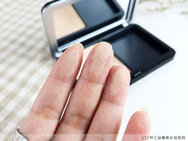 用手上妝第一不均勻、不服貼,第二手沾了粉底再碰別的化妝品,每個東西都留下指印
