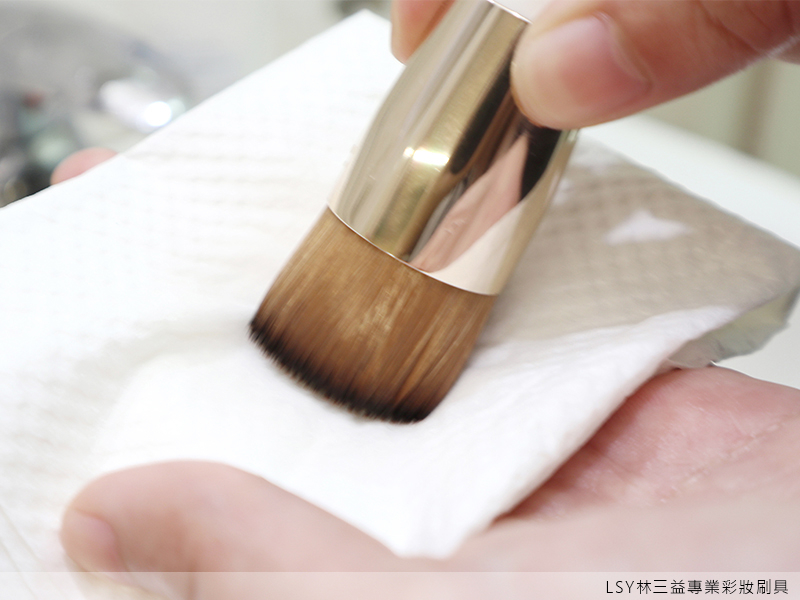 洗臉,洗顏,LSY 林三益,洗臉刷,刷具在擦手紙上擦乾刷毛，保養刷具讓肌膚更健康